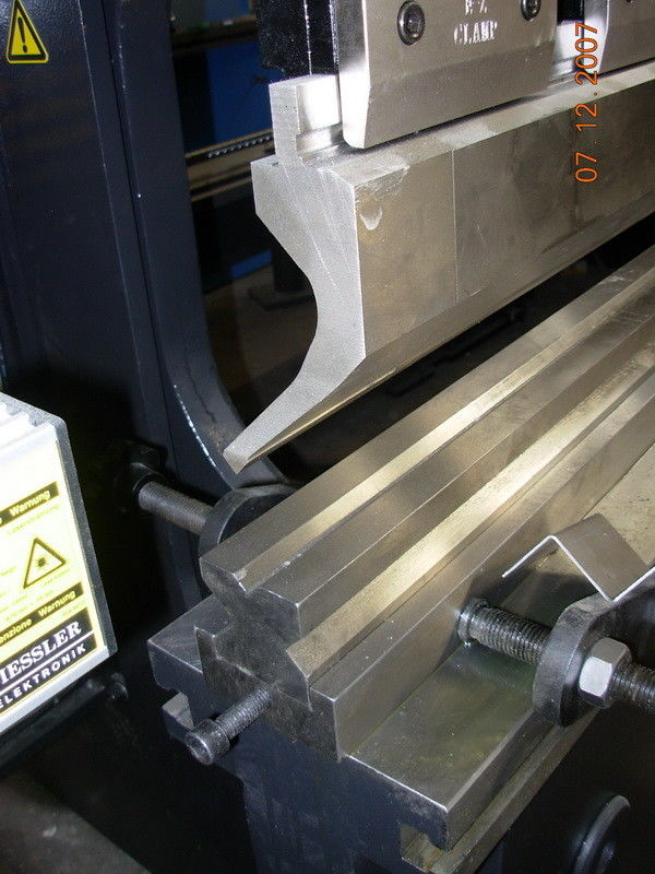 4 Ways V Dies CNC Brake Press Tooling และรัศมี 60 '' เจาะด้านบน 3100mm Long