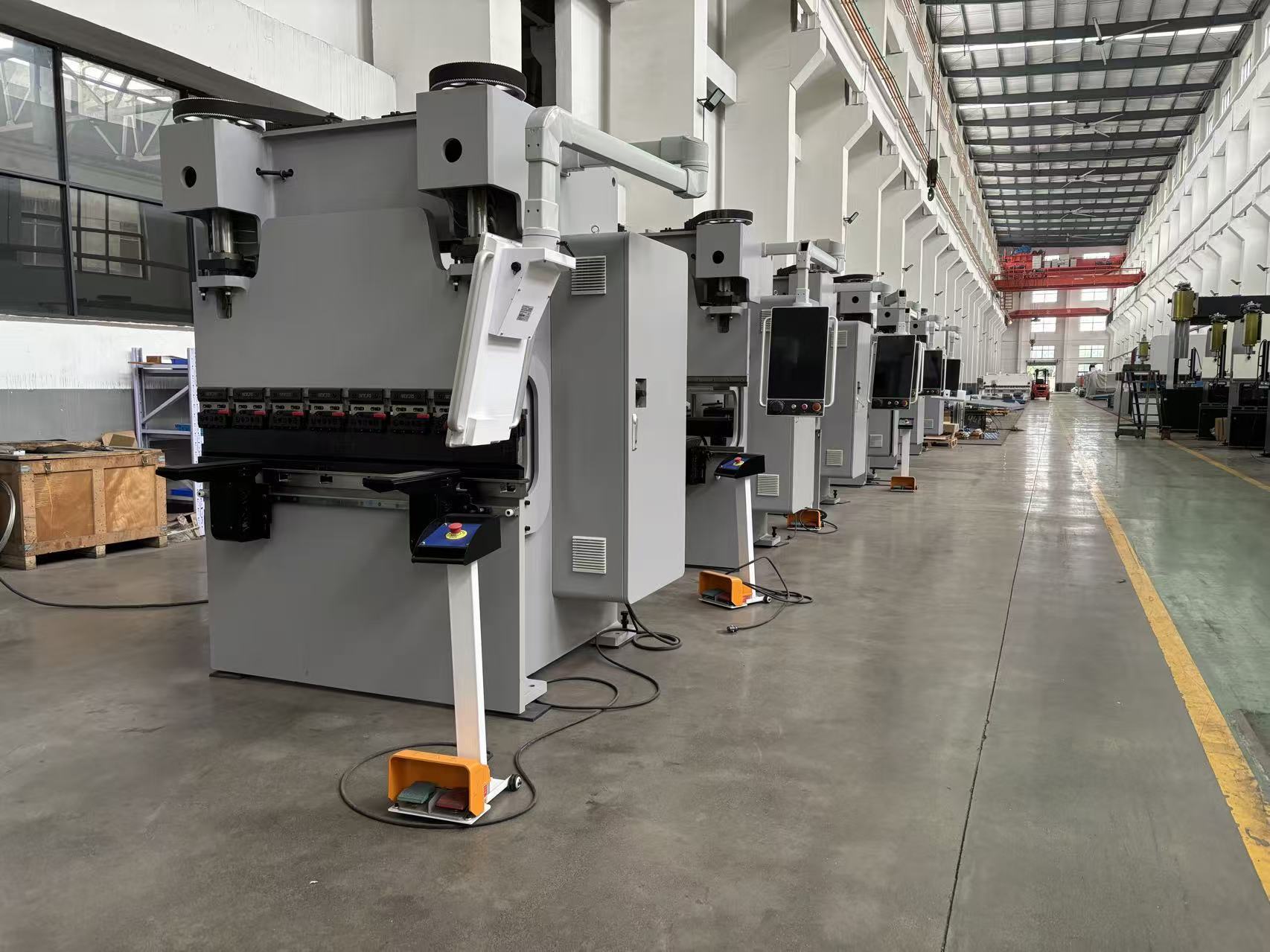 บล็อกบริษัทล่าสุดเกี่ยวกับ What Press Brake Tooling Should You Choose for Stainless Steel, Carbon Steel and Aluminum Bending?