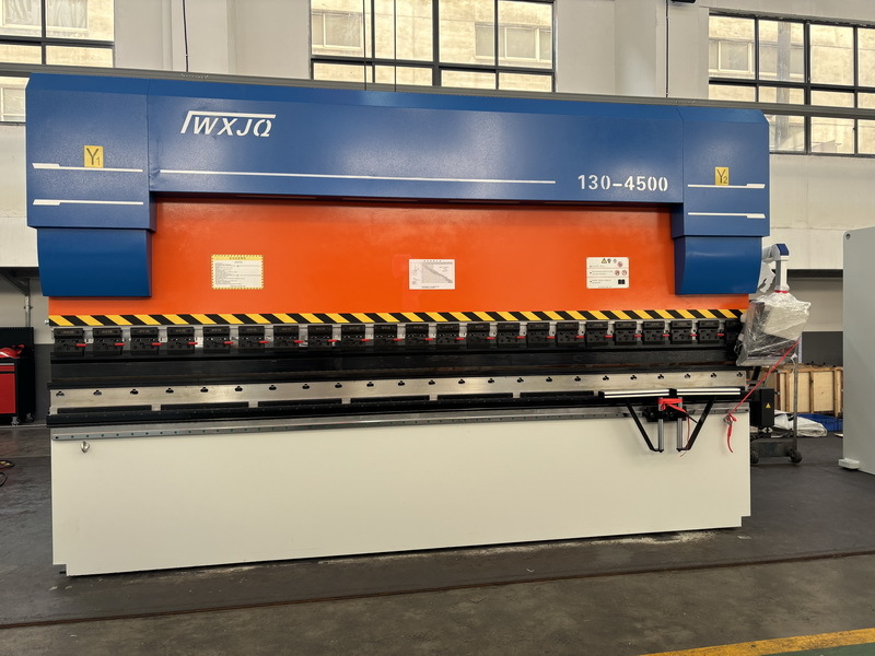 บล็อกบริษัทล่าสุดเกี่ยวกับ How to Choose the Right Press Brake Machine for Different Sheet Metal Thicknesses and Materials