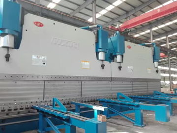 อัตโนมัติ 1300T CNC ทันเดม ไฮดรอลิก ปั่นเบรค 415V / 50Hz ความยาวโค้ง 20 เมตร