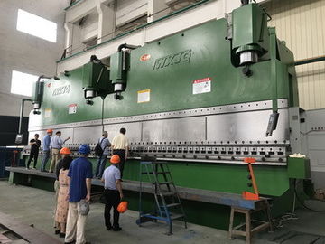 1200 ตัน LVD CNC Tandem Press Brake Machine 100- 3000 ตัน ความยาวตาราง 2 - 12m
