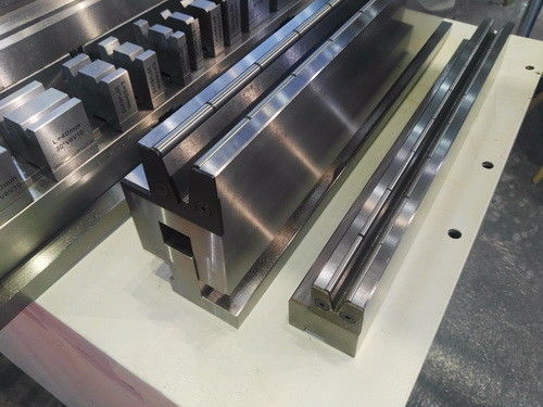 ซื้อ 30 องศาความแข็งดัด Die Punching Press Brake Tooling ที่มีความยาว 3150mm online manufacture
