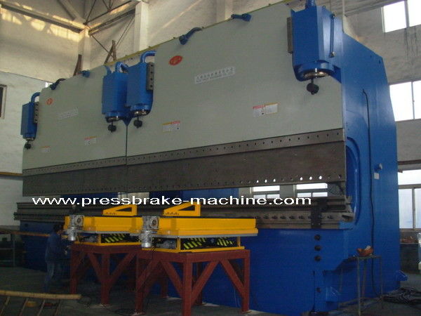 การให้อาหารด้านหน้า 2.5M CNC 1000Ton Tandem Press Brake เครื่องมือ Bending Guardrail Board