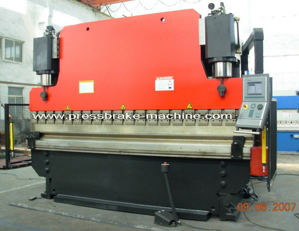 7000KG โลหะแผ่นบราคดันกับระบบควบคุม PLC 1 ปี