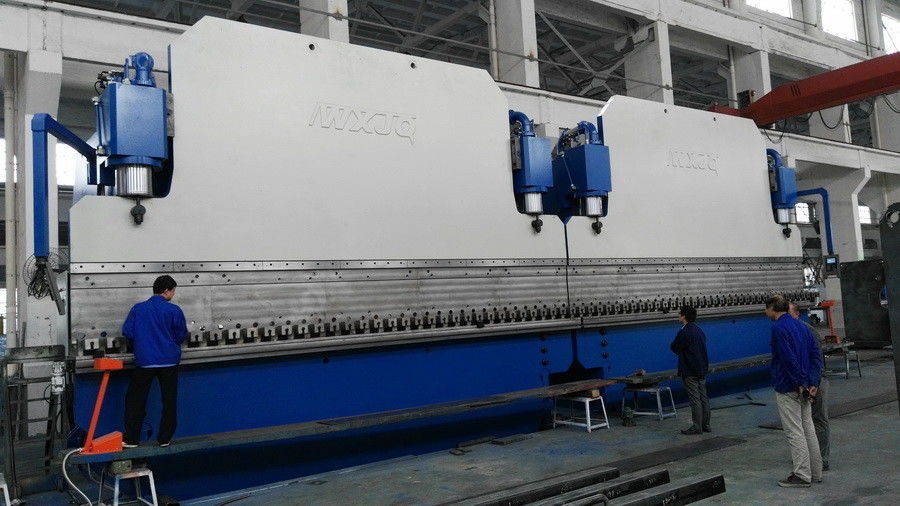 อัตโนมัติ 1300T CNC ทันเดม ไฮดรอลิก ปั่นเบรค 415V / 50Hz ความยาวโค้ง 20 เมตร