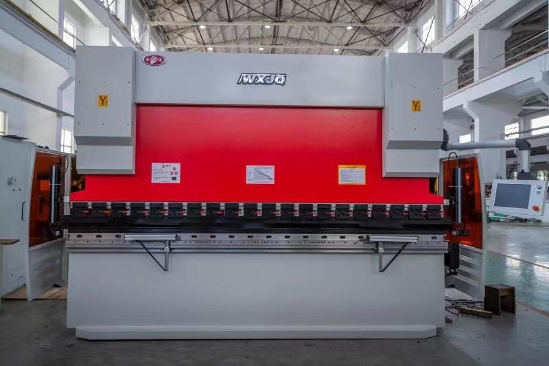 135T เครื่องยนต์ CNC เครื่องยนต์ยนต์ไฮดรอลิก 3200mm ความยาวโค้ง