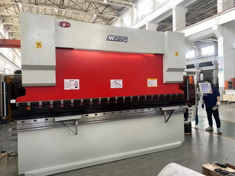 135T เครื่องยนต์ CNC เครื่องยนต์ยนต์ไฮดรอลิก 3200mm ความยาวโค้ง