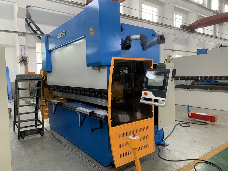 135T เครื่องยนต์ CNC เครื่องยนต์ยนต์ไฮดรอลิก 3200mm ความยาวโค้ง
