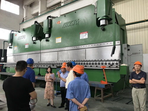 1200 ตัน LVD CNC Tandem Press Brake Machine 100- 3000 ตัน ความยาวตาราง 2 - 12m