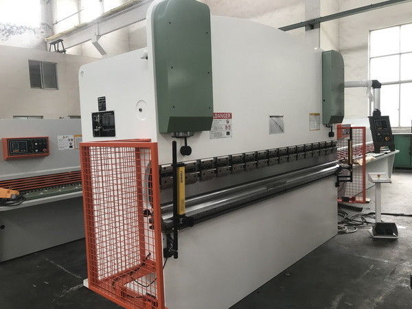 125T แรง CNC ไฮดรอลิก เบรก WE67K125/3200 สําหรับการผลิตโลหะ