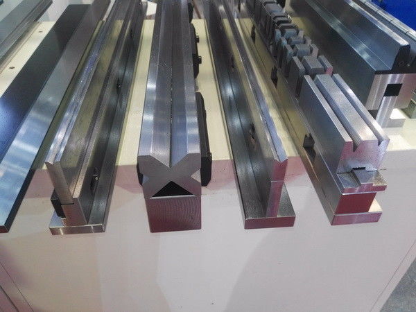 สอง V ด้าน Die เครื่องมือเบรคกดไฮดรอลิก 42CrMo การรักษาความร้อน HB300-350