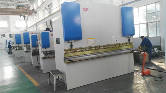 7.5KW มอเตอร์พลังงาน PLC การควบคุมแผ่นโลหะ เครื่องเบรคดันด้วยความดัน 100-400T สําหรับการบิดโลหะภาระหนัก