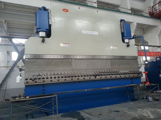 CNC ไฮดรอลิก แบรนด์พรีส 400KN ความดันสูงสุด 175° มุมบิดสูงสุด และความยาวบิดสูงสุด 6000 มม สําหรับโลหะแผ่น